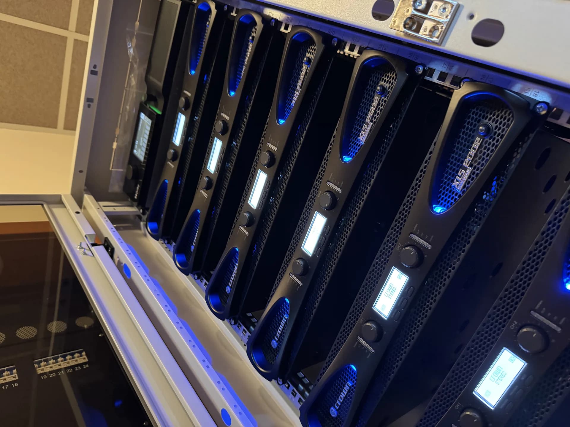 Audio rack s koncovými zesilovači Crown, instalace XC tech